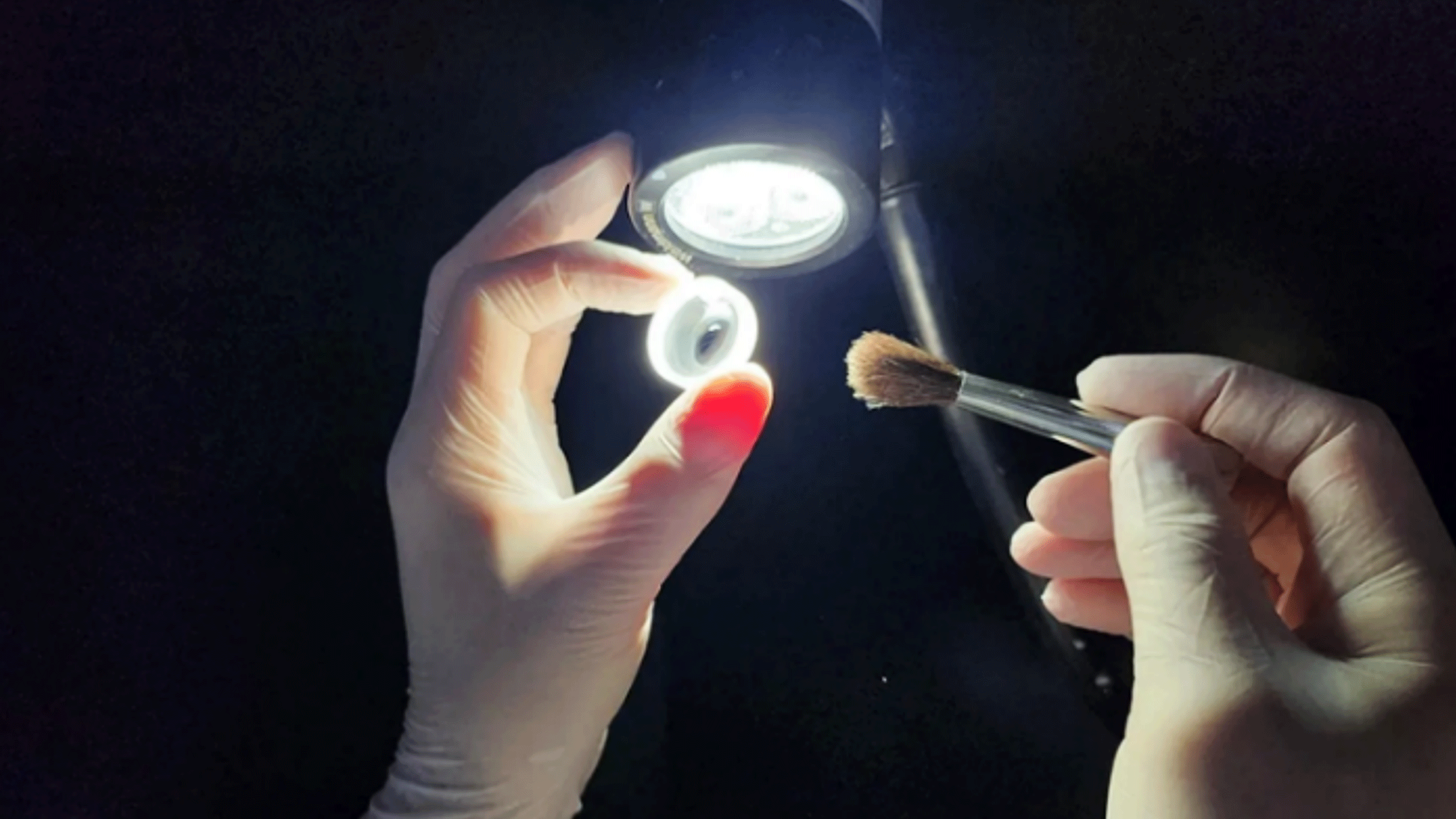 Meticuloso polimento manual com pó de diamante, para garantir a mais alta definição em miras de rifles e lentes binoculares.